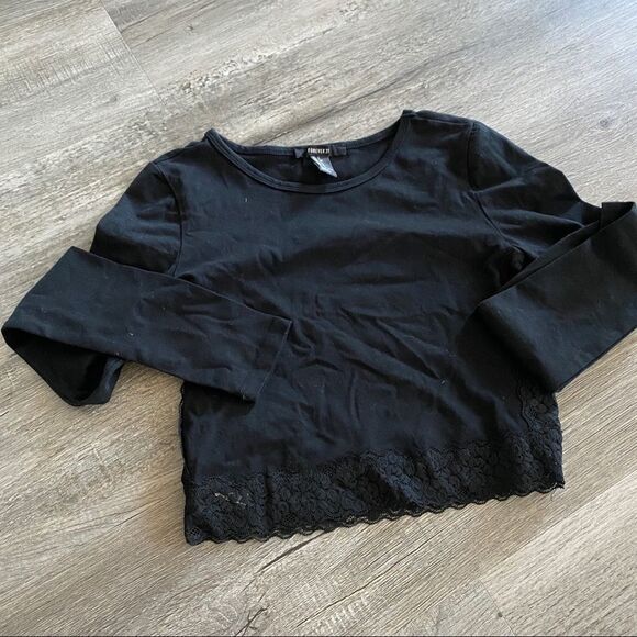 Nwot Lace accent crop top - Picture 4 of 8